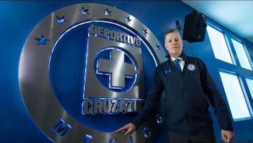 El directivo ex América llegó a Cruz Azul con la intención de levantar el barco de los cementeros. Suplirá a Eduardo de la Torre luego de no conseguir los objetivos del club. 
