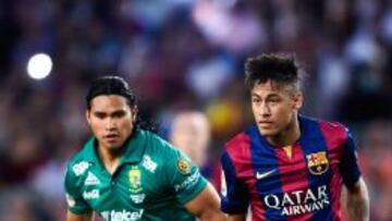 BARCELONA, SPAIN - AUGUST 18: Neymar of FC Barcelona competes for the ball with Carlos Pena of Club Leon during the Joan Gamper Trophy match between FC Barcelona and Club Leon at Camp Nou on August 18, 2014 in Barcelona, Spain. (Photo by David Ramos/Getty Images)