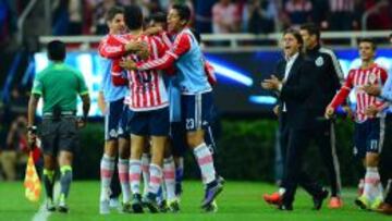 Mat&iacute;as Almeyda celebra el segundo gol de Chivas.