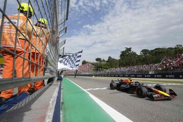 Momento en el que Max Verstappen cruza la meta con bandera a cuadros certificando su victoria en Ímola. El cuarto triunfo en seis carreras del piloto neerlandés.