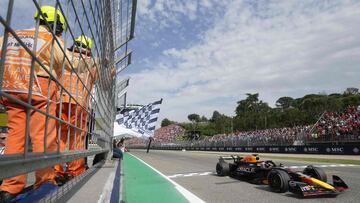 Max Verstappen cruza la línea de meta en el GP de la Emilia Romaña del pasado 2024.