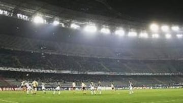 <b>SÓLO LLENA EL MADRID.</B> El estadio Delle Alpi sólo se llena con las visitas del Real Madrid, por lo que el próximo verano será remodelado.