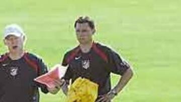 <b>A TRABAJAR. </b>Bianchi habló con sus jugadores y montó un partidillo para ver en acción a sus jugadores.