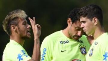 Neymar charla con Fred y Oscar durante el entrenamiento de Brasil.