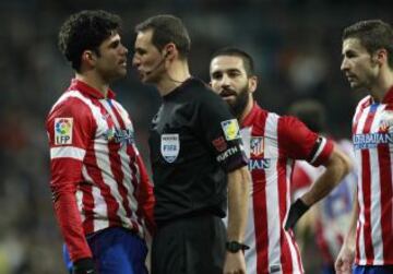 El árbitro, Clos Gómez, con Diego Costa.