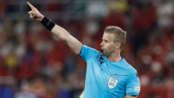 El árbitro sueco Glenn Nyberg.