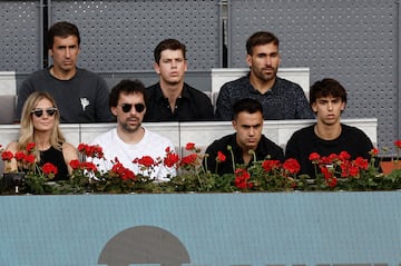  Los futbolistas Joao Felix, Sergio Reguilón, el jugador de baloncesto Sergio Llul y el exfutbolista Raúl González, en la pista Manolo Santana del Mutua Madrid Open que alberga la Final entre Carlos Alcaraz y el alemán Jan-Lennard Struff  en la Caja Mágica en Madrid. 