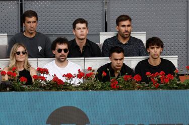  Los futbolistas Joao Felix, Sergio Reguilón, el jugador de baloncesto Sergio Llul y el exfutbolista Raúl González, en la pista Manolo Santana del Mutua Madrid Open que alberga la Final entre Carlos Alcaraz y el alemán Jan-Lennard Struff  en la Caja Mágica en Madrid. 