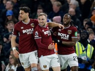 Soccer Football - Premier League - Chelsea v West Ham United - Stamford Bridge, London, Britain - January 31, 2026 West Ham United's Jarrod Bowen celebrates scoring their first goal with West Ham United's Konstantinos Mavropanos and West Ham United's Aaron Wan-Bissaka Action Images via Reuters/Peter Cziborra EDITORIAL USE ONLY. NO USE WITH UNAUTHORIZED AUDIO, VIDEO, DATA, FIXTURE LISTS, CLUB/LEAGUE LOGOS OR 'LIVE' SERVICES. ONLINE IN-MATCH USE LIMITED TO 120 IMAGES, NO VIDEO EMULATION. NO USE IN BETTING, GAMES OR SINGLE CLUB/LEAGUE/PLAYER PUBLICATIONS. PLEASE CONTACT YOUR ACCOUNT REPRESENTATIVE FOR FURTHER DETAILS..