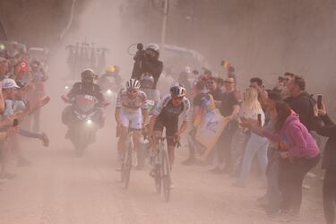 Pogacar y Pidcock se escaparon del resto del pelotón a 78 km de meta.