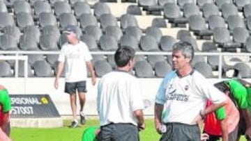 <b>A PUERTA CERRADA. </b>El técnico encerró ayer a la plantilla en el estadio Castalia para entrenar los balones a balón parado.