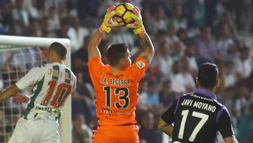 Isaac Becerra y Javi Moyano, durante un partido del Real Valladolid.