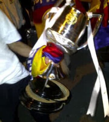 Uno de los momentos célebres en su carrera fue durante la celebración de la Copa del Rey ganado 1-0 al Barcelona en Mestalla. En el autobús se puso el trofeo sobre la cabeza y se cayó delante del vehículo destrozando el trofeo.
