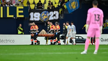 VILLARREAL (CASTELLÓN), 09/11/2024.- El delantero del Villarreal Ilias Akhomach (c) se retira en camilla tras sufrir una lesión durante el partido de LaLiga entre el Villarreal y el Alavés, este sábado en el estadio de la Cerámica. EFE/ Andreu Esteban