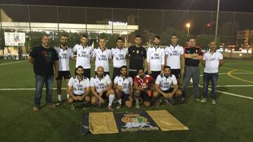 Los integrantes de la Peña Madridista Toro Blanco que participaron en el Trofeo Boulevard en Kuwait posan antes del partido