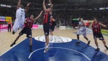 Caja Laboral se pase ante un Unicaja entregado y roto