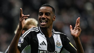 NEWCASTLE UPON TYNE, ENGLAND - DECEMBER 14: Alexander Isak of Newcastle United (14) celebrates after scoring Newcastle's third goal during the Premier League match between Newcastle United FC and Leicester City FC at St James' Park on December 14, 2024 in Newcastle upon Tyne, England. (Photo by Serena Taylor/Newcastle United via Getty Images)