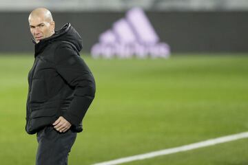 MADRID, SPAIN - DECEMBER 23: coach Zinedine Zidane of Real Madrid during the La Liga Santander match between Real Madrid v Granada at the Santiago Bernabeu on December 23, 2020 in Madrid Spain (Photo by David S. Bustamante/Soccrates/Getty Images)