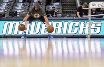 El base de los Dallas Mavericks Seth Curry calentando antes del partido contra los Golden State Warriors.