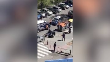 ¡Se enfrentó a la policía con dos katanas para que no le hicieran el test del covid-19!