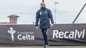 El entrenador del Celta B, Claudio Giráldez, durante un entrenamiento.