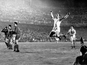 Durante años fue el máximo goleador de la historia del Real Madrid donde militó once temporadas (1953-1964). Debutó el 23 de septiembre de 1953