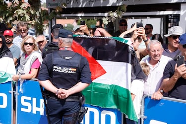 El grupo avanza mientras manifestantes pro-palestinos sostienen banderas palestinas durante la 20ª etapa de la Vuelta a España 2025.
