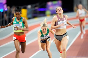 No será un día de grato recuerdo el de ayer para Sarah Healy. La irlandesa finalizó su participación en los Mundiales de atletismo bajo techo de Glasgow (Escocia) con un mal trago. Cuando se acercaba a la meta en la prueba de 1.500 sufrió una aparatosa caída y aterrizó con la cara en el tartán. Por suerte no sufrió grandes daños.