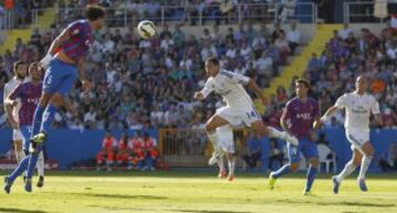 Chicharito marca el 0-2 de cabeza. 