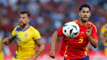 BADAJOZ, 05/06/2024.- El delantero de la selección española de fútbol Ayoze Pérez (d) juega un balón ante el andorrano Moisés San Nicolás, durante el partido amistoso que España y Andorra disputan este miércoles en el estadio Nuevo Vivero, en Badajoz. EFE/Julio Muñoz