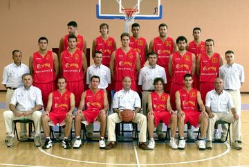 Imbroda consigue con España un hito histórico en el Mundial de Indianápolis 2002. Ganó a Estados Unidos por 81-75. A día de hoy sigue siendo la única victoria en partido oficial sobre los estadounidenses. En la foto, el equipo que participó en el Mundial.