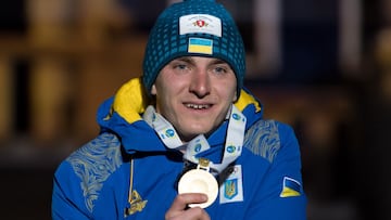 El biatleta ucraniano Dmytro Pidruchnyi cposa con la medalla de oro como campe&oacute;n de la prueba de persecuci&oacute;n de 12.5 en los Mundiales de Biatl&oacute;n de Ostersund de 2019.