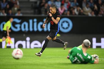 0-1. Raphinha celebra el primer gol que marca en el minuto 14 de partido.