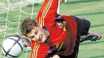 <b>OTRA VEZ GRANDE.</b> Iker Casillas se vuelve a mostrar infranqueable con la Selección.