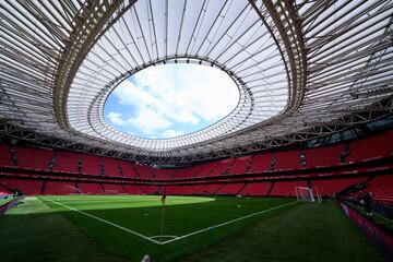 Hay que remontarse al viejo San Mamés para conocer una historia muy interesante sobre este estadio y su relación con el Athletic Club de Bilbao. Fue inaugurado en 1913 y su nombre es debido a un santo llamado Mamés de Capadocia, que fue un mártir que fue arrojado a los leones antiguamente. Desde entonces, los capadocios fomentaron la devoción a su paisano y muchos de los centros que le rinden culto comenzaron a extenderse por todo el mundo. Uno de ellos, llegó hasta el municipio bilbaíno, donde por el año 1447 había en aquel basto solar una vieja ermita al Santo Mamés, próximo a la Ría de Bilbao. El año de su fundación, junto al asilo, se inauguraría el emblemático estadio, el único que tiene un ancestral de origen religioso. Tenía capacidad de 39.750 aficionados. Aunque en 2013, se fundó el Nuevo San Mamés, donde alberga 53.331 espectadores.