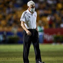 Ricardo Ferretti es recibido con aplausos en centro de vacunación