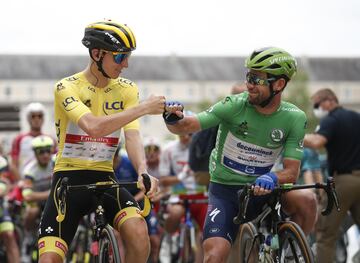 Tadej Pogacar y Mark Cavendish saludándose antes de empezar la etapa.