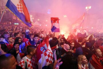 Croatia's supporters react as they watch on a giant screen the Russia 2018 World Cup semi-final football match between Croatia and England, at the main square in Zagreb on July 11, 2018. / AFP PHOTO / Denis Lovrovic