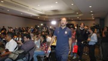 Simeone llegando a la rueda de prensa en México.