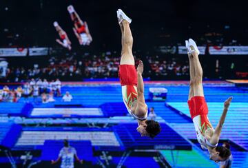 Diogo Ganchinho y Diogo Abreu de Portugal durante una competición de saltos sincronizados en Polonia 