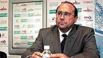 <B>CONFIANZA</B>. Paco Flores tiene, de momento, el apoyo del Consejo de Administración del Zaragoza.