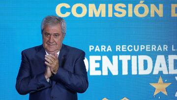AME7411. BUENOS AIRES (ARGENTINA), 19/12/2019.- Jorge Amor Ameal aplaude tras asumir como nuevo presidente del Club Atlético Boca Juniorseste jueves en estadio La Bombonera en Buenos Aires (Argentina). Boca Juniors presentó en sociedad su nueva comisión directiva presidida por Jorge Amor Ameal pero mantuvo la incertidumbre sobre el nuevo técnico y los refuerzos que tendrá la plantilla para 2020. EFE/Juan Ignacio Roncoroni