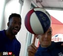 Dybala y Khedira se miden frente a los Harlem Globetrotters
