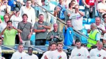 <b>UNIDOS POR LA MISMA CAUSA. </b>Los jugadores de ambos equipos salieron con camisetas de Madrid 2016 y portando una pancarta con el anagrama de la candidatura.