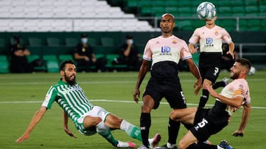 Naldo y David López, con Borja Iglesias.