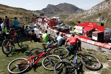 Ambiente en la meta del puerto de Belagoa donde terminará la 14 etapa de la Vuelta a España.