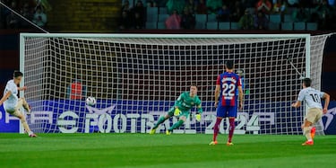 1-2. Pepelu, dispara el balón con la pierna derecha y engaña a Marc-André ter Stegen que se vence a su lado izquierdo.