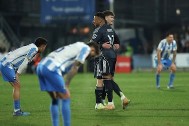 Debut de Jorge Cestero con el Real Madrid ante el Talavera. En la imagen, el canterano se abraza con Kylian Mbappé tras finalizar el encuentro.