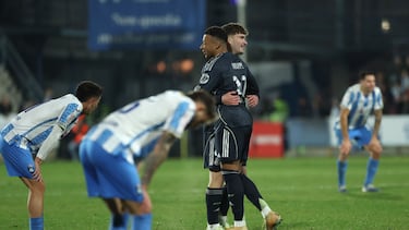 Debut de Jorge Cestero con el Real Madrid ante el Talavera. En la imagen, el canterano se abraza con Kylian Mbappé tras finalizar el encuentro.