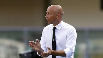 El club Brescia Calcio, anunció el martes que el estratega catracho, David Suazo, dejaba el banquillo de las 'Golondrinas', a las cuatro horas del comunicado el equipo de la segunda división italiana daba a conocer al nuevo técnico.